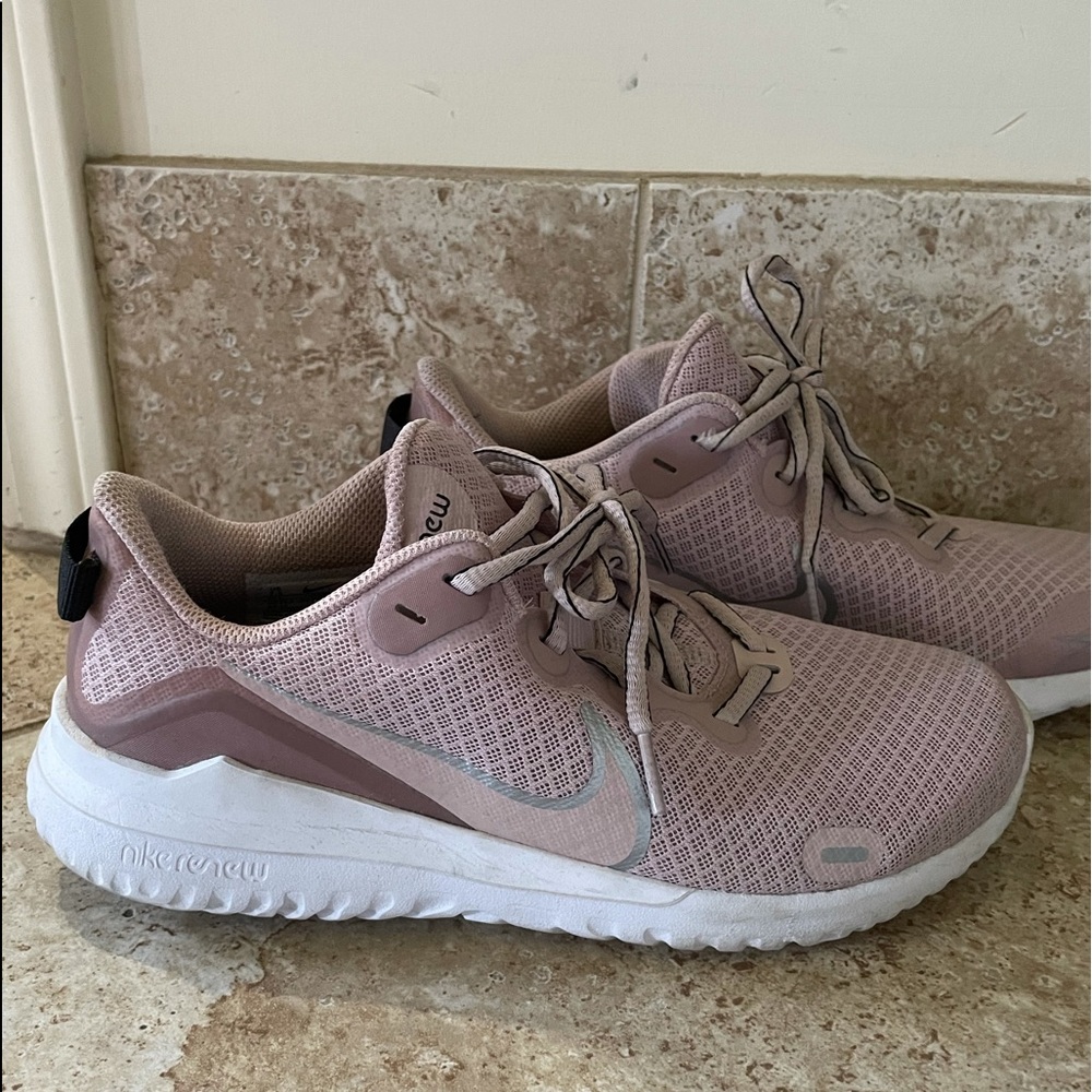 Nike Renew Ride running shoe Size 7.5